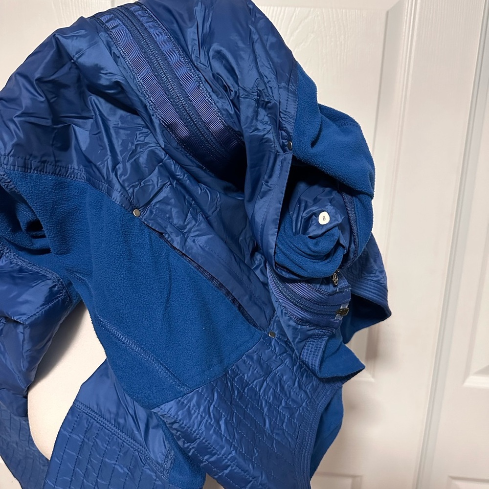 Lululemon Run: Bundle jacket Limitless Blue, Size 8 - Picture 4 of 6